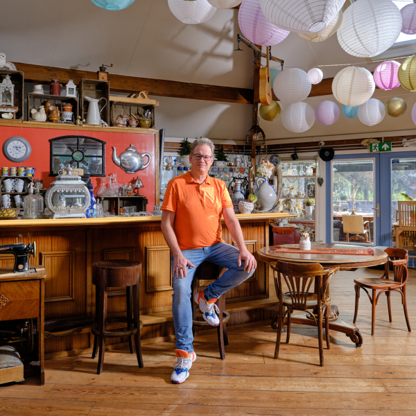 Bastiaan in Café Hoezo Anders